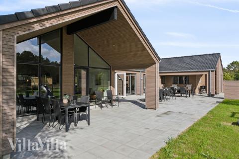 Nyt en grillkveld på terrassen i luksushus nr. 699 i Nordjylland