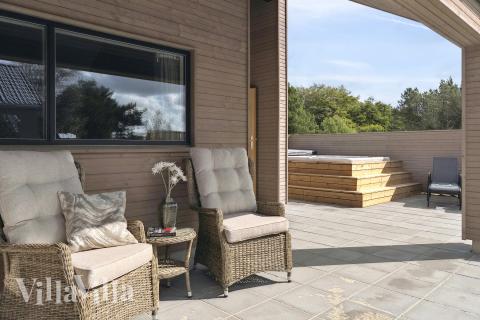 På terrassen i feriehus nr. 699 er det plass til 26 personer.