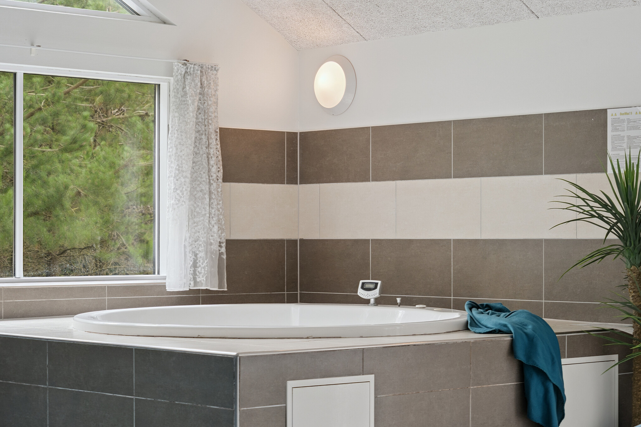 Nyt varmen i boblebadet i luksushus nr. 387 i Vestjylland