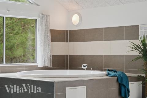 Nyt varmen i boblebadet i luksushus nr. 387 i Vestjylland