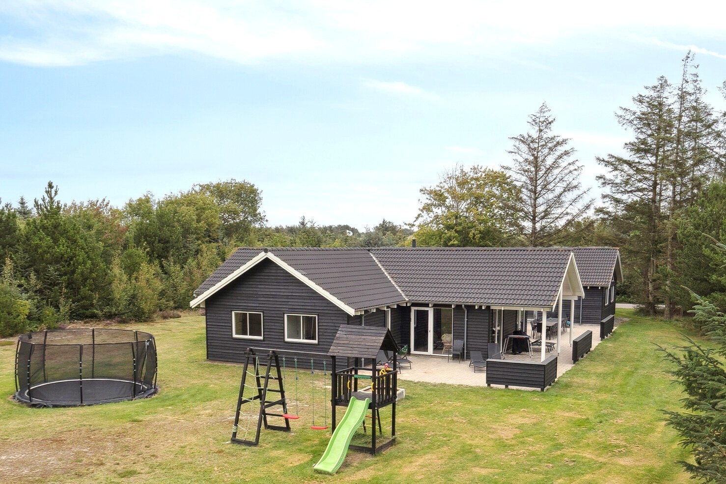 Dette lekre huset med svømmebasseng, nr. 387, med plass til 24 personer, ligger i Vestjylland