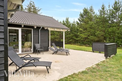 Nyt en grillkveld på terrassen i luksushus nr. 387 i Vestjylland