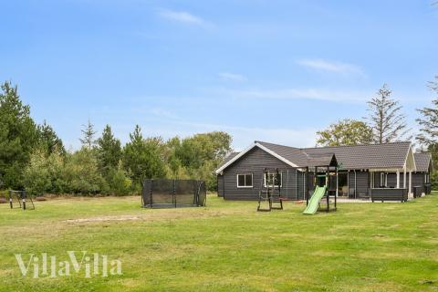 I det attraktive feriehuset nr. 387 i Vestjylland finnes det mengder av utendørsaktiviteter, som leketårn og huskestativ.