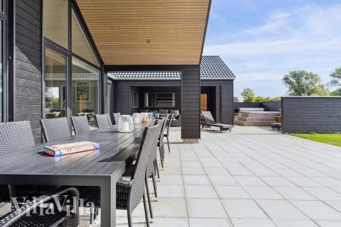På terrassen i feriehus nr. 655 er det plass til 14 personer.