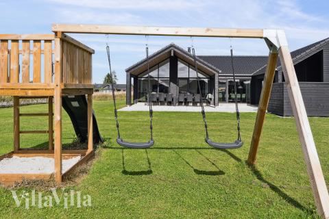 I det attraktive feriehuset nr. 655 i Fyn og øyer finnes det mengder av utendørsaktiviteter, som leketårn og huskestativ.