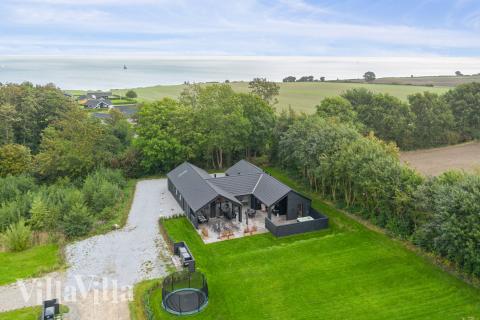 Dette lekre huset med svømmebasseng, nr. 664, med plass til 16 personer, ligger i Sydjylland