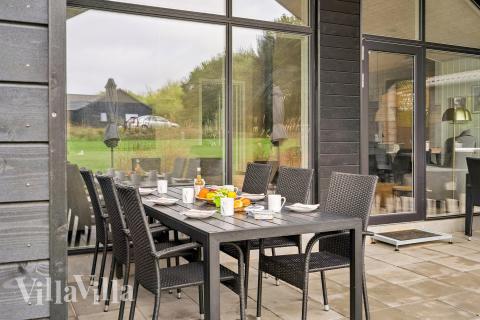 Luksushus nr. 664 har en deilig terrasse med gode hagemøbler til 16 personer.