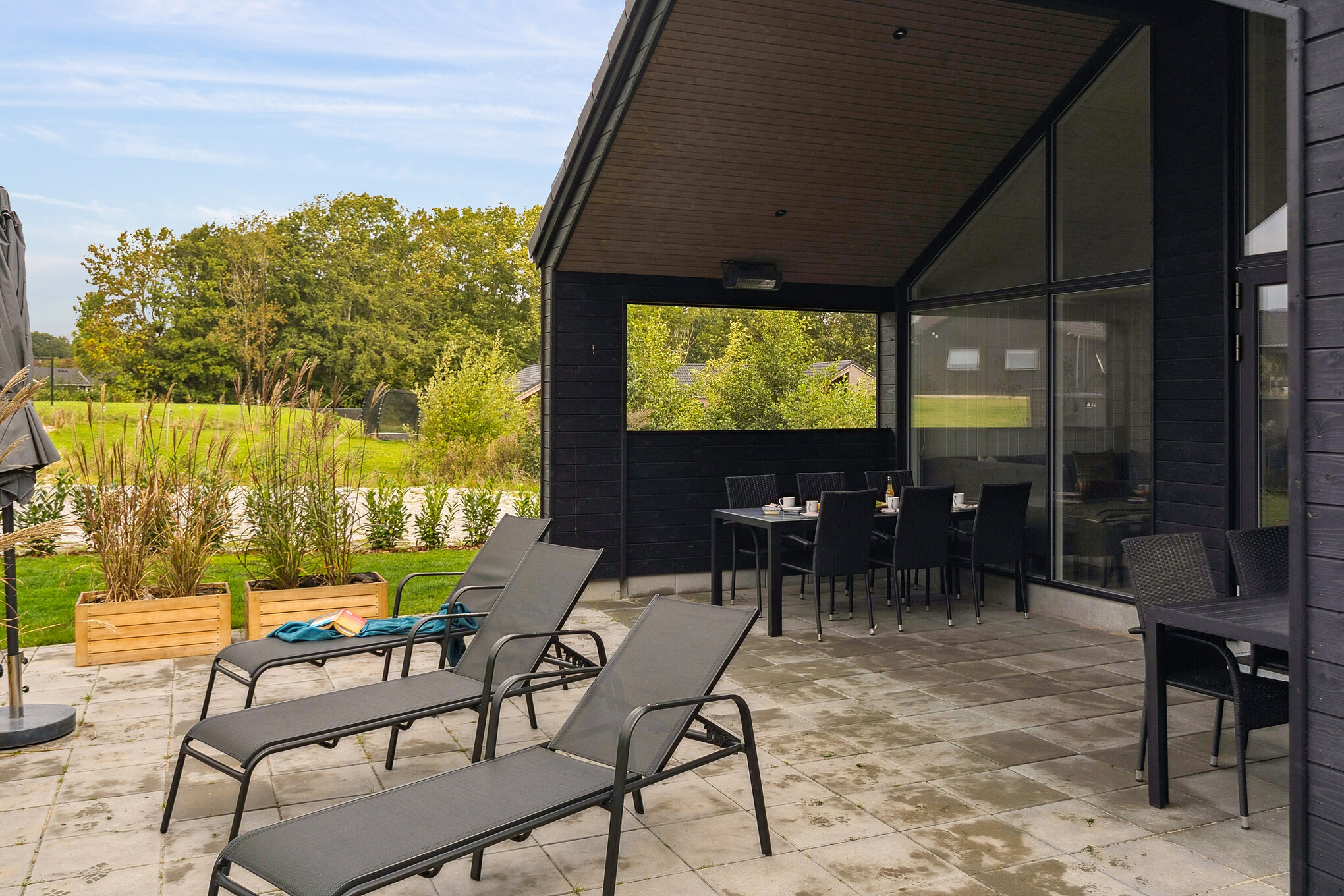 Nyt en grillkveld på terrassen i luksushus nr. 664 i Sydjylland