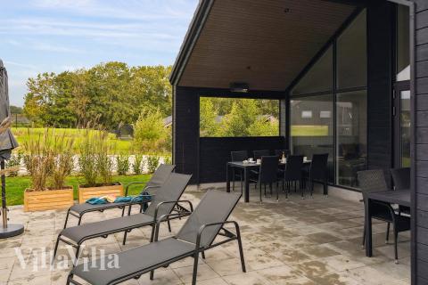 Nyt en grillkveld på terrassen i luksushus nr. 664 i Sydjylland