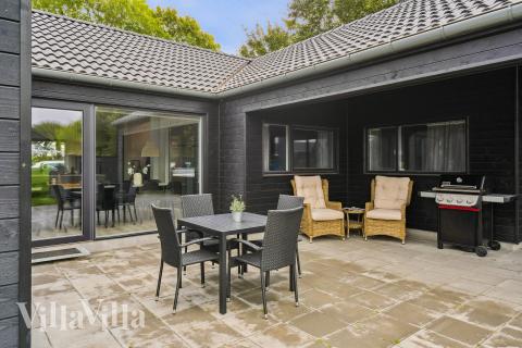 På terrassen i feriehus nr. 664 er det plass til 16 personer.