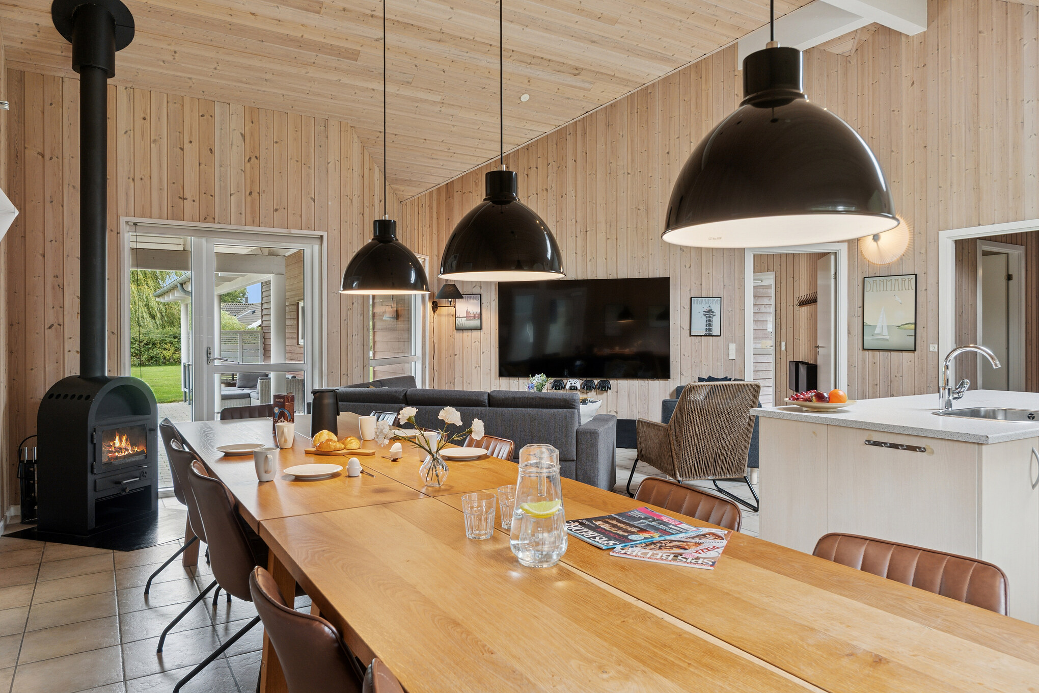 Det er plass til 18 personer i det store lyse oppholdsrommet i luksushus nr. 222.