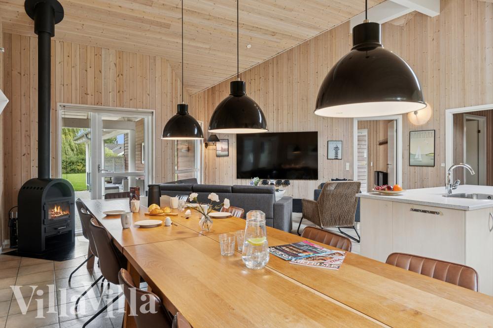 Det er plass til 18 personer i det store lyse oppholdsrommet i luksushus nr. 222.