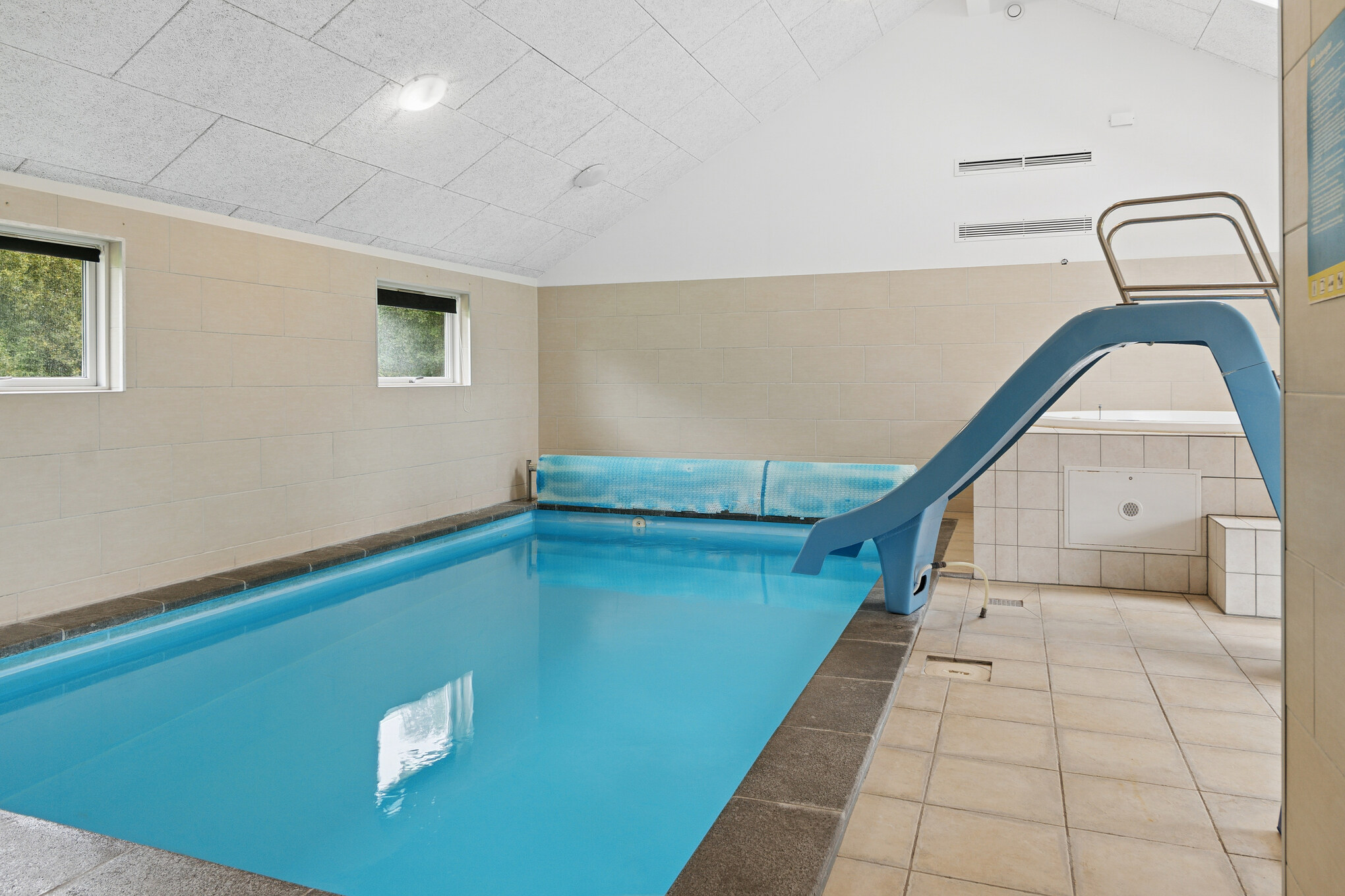 Feriehus 222 har et flott basseng med sklie, et stort innebygd boblebad og en badstue