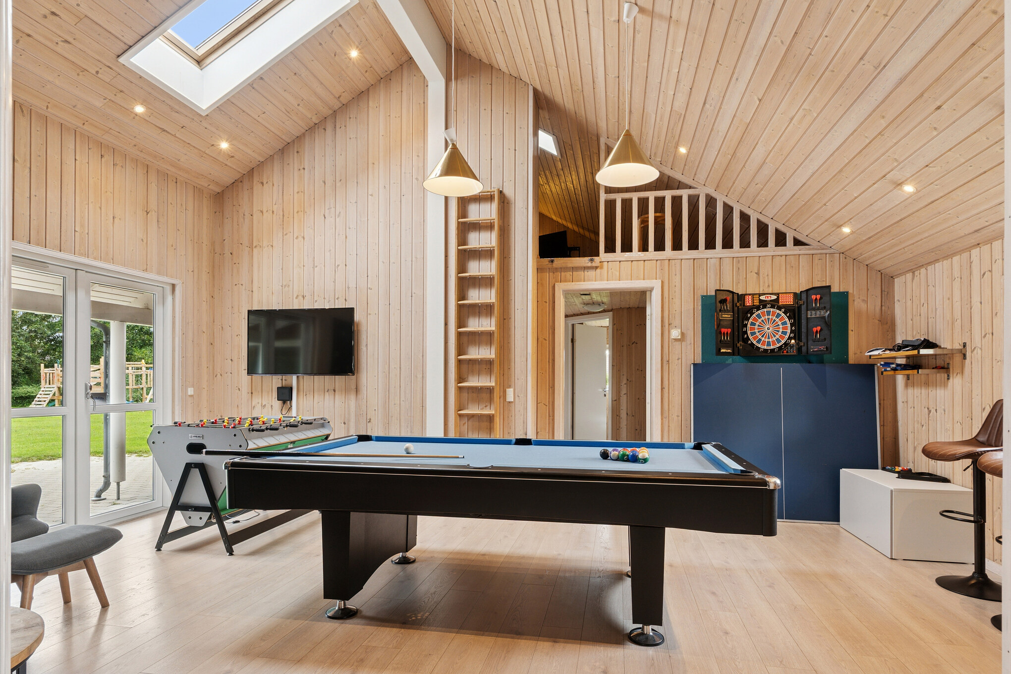 I tillegg til alle aktivitetsmulighetene i husets bassengavdeling, kan du også spille biljard, bordtennis og dart i luksushus nr. 222