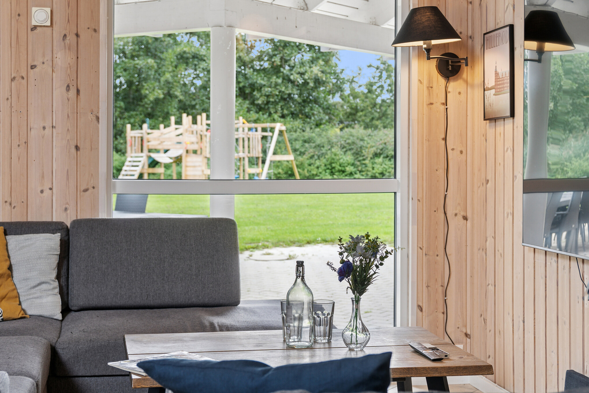 Sofaen i luksushus nr. 222 i Lolland/Falster/Møn er perfekt for å hygge seg med et brettspill eller se en film sammen.