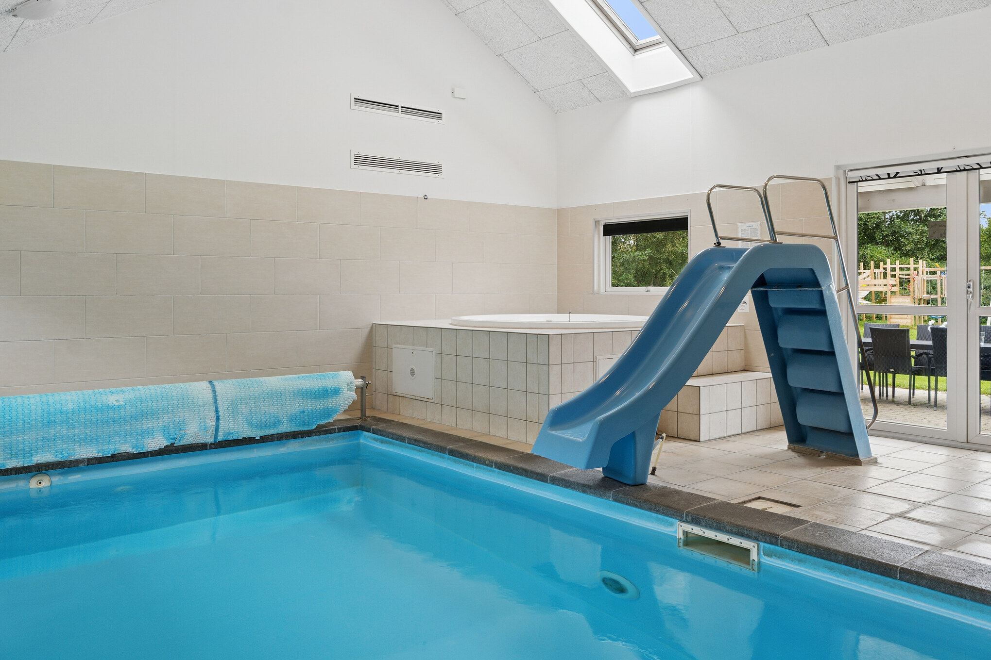 Det flotte bassenget i luksushus nr. 222 til 18 personer