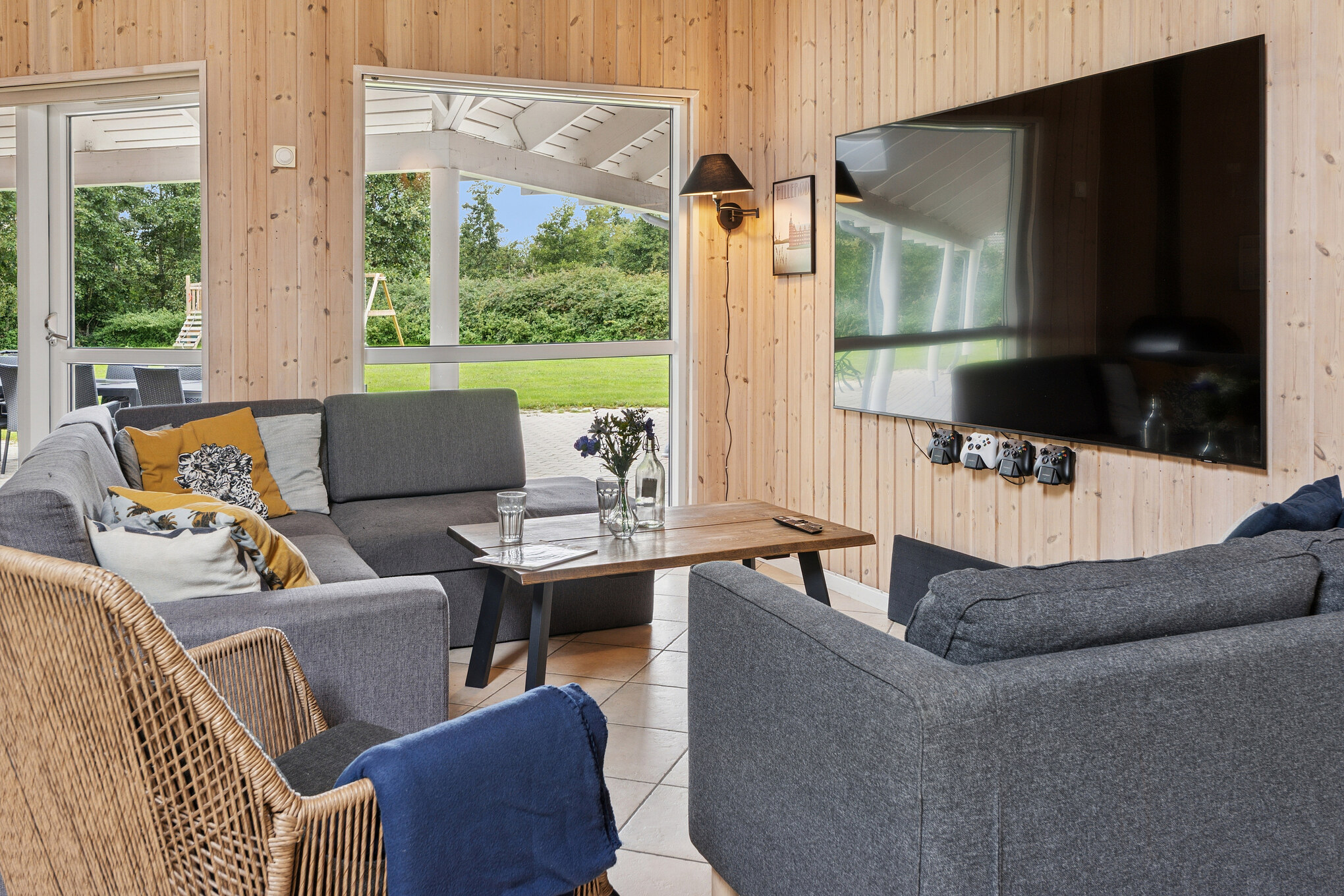 Det er god plass til hygge i feriehusets sofagruppe under oppholdet i luksushus nr. 222