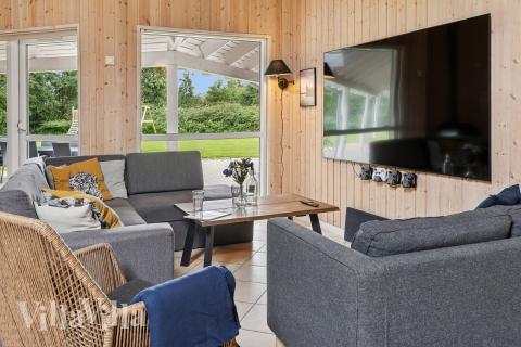 Det er god plass til hygge i feriehusets sofagruppe under oppholdet i luksushus nr. 222