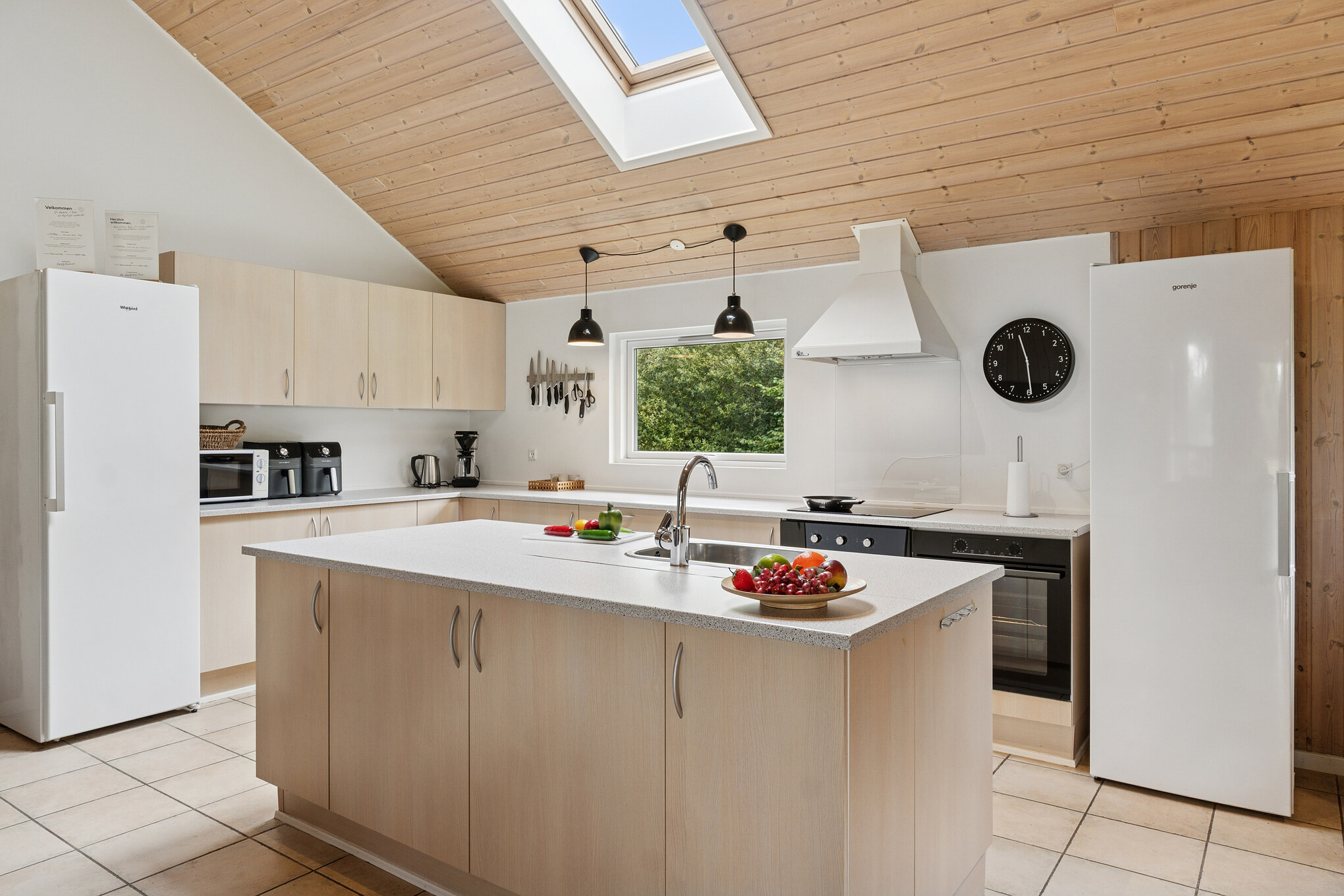 Kjøkkenet i luksushus nr. 222 i Lolland/Falster/Møn er godt innrettet.