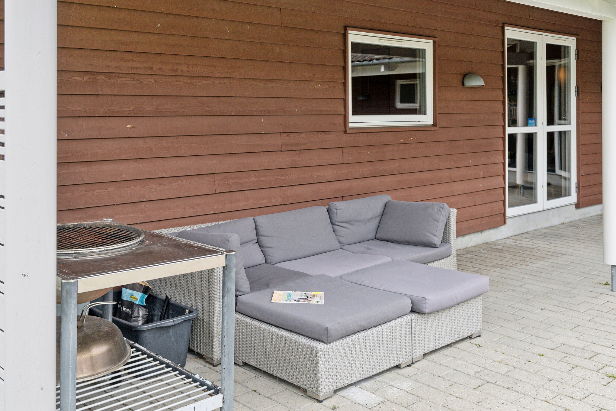 På terrassen i feriehus nr. 222 er det plass til 18 personer.