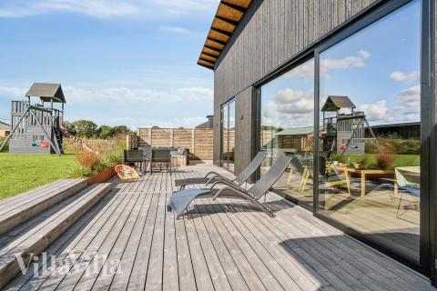 Nyt en grillkveld på terrassen i luksushus nr. 925 i Limfjorden