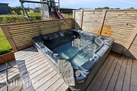 Nyt varmen i boblebadet i luksushus nr. 925 i Limfjorden