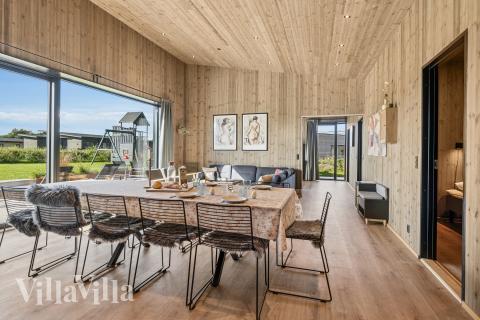 Det er plass til 12 personer i det store lyse oppholdsrommet i luksushus nr. 925.