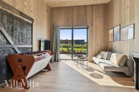 I tillegg til alle aktivitetsmulighetene i husets bassengavdeling, kan du også spille biljard, bordtennis og dart i luksushus nr. 925