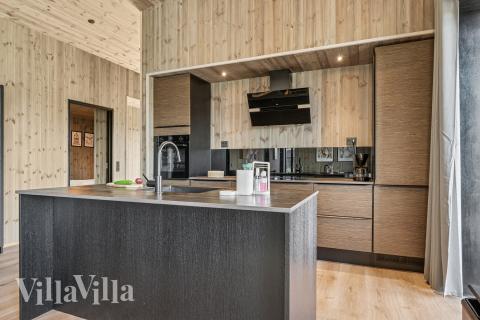 Kjøkkenet i luksushus nr. 925 er godt innrettet.