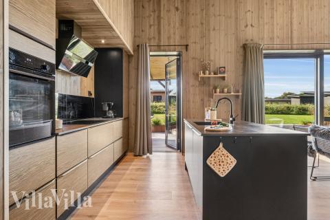 Kjøkkenet i luksushus nr. 925 i Limfjorden er godt innrettet.