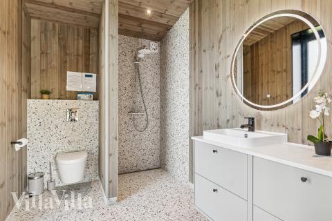 Det finnes bad med dusj i luksushus nr. 925 til 12 personer.