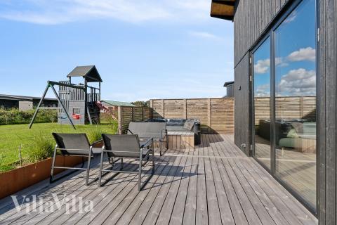 På terrassen i feriehus nr. 925 er det plass til 12 personer.