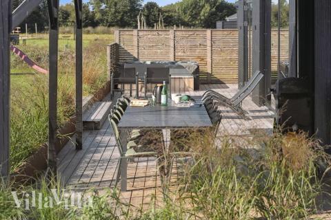 Luksushus nr. 925 har en deilig terrasse med gode hagemøbler til 12 personer.