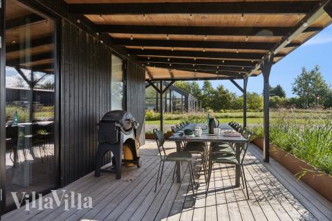 Stor terrasse i luksushus nr. 925 i Limfjorden.