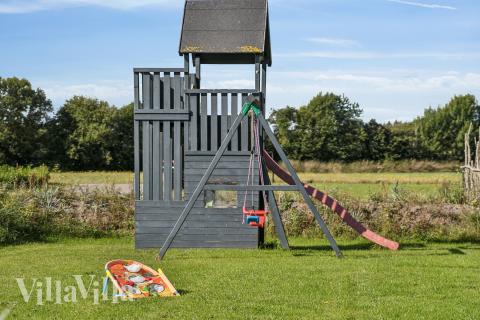 I det attraktive feriehuset nr. 925 i Limfjorden finnes det mengder av utendørsaktiviteter, som leketårn og huskestativ.