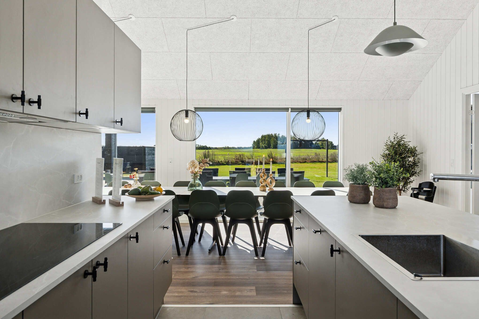 Kjøkkenet i luksushus nr. 673 i Fyn og øyer er godt innrettet.