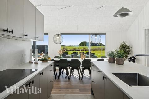 Kjøkkenet i luksushus nr. 673 i Fyn og øyer er godt innrettet.