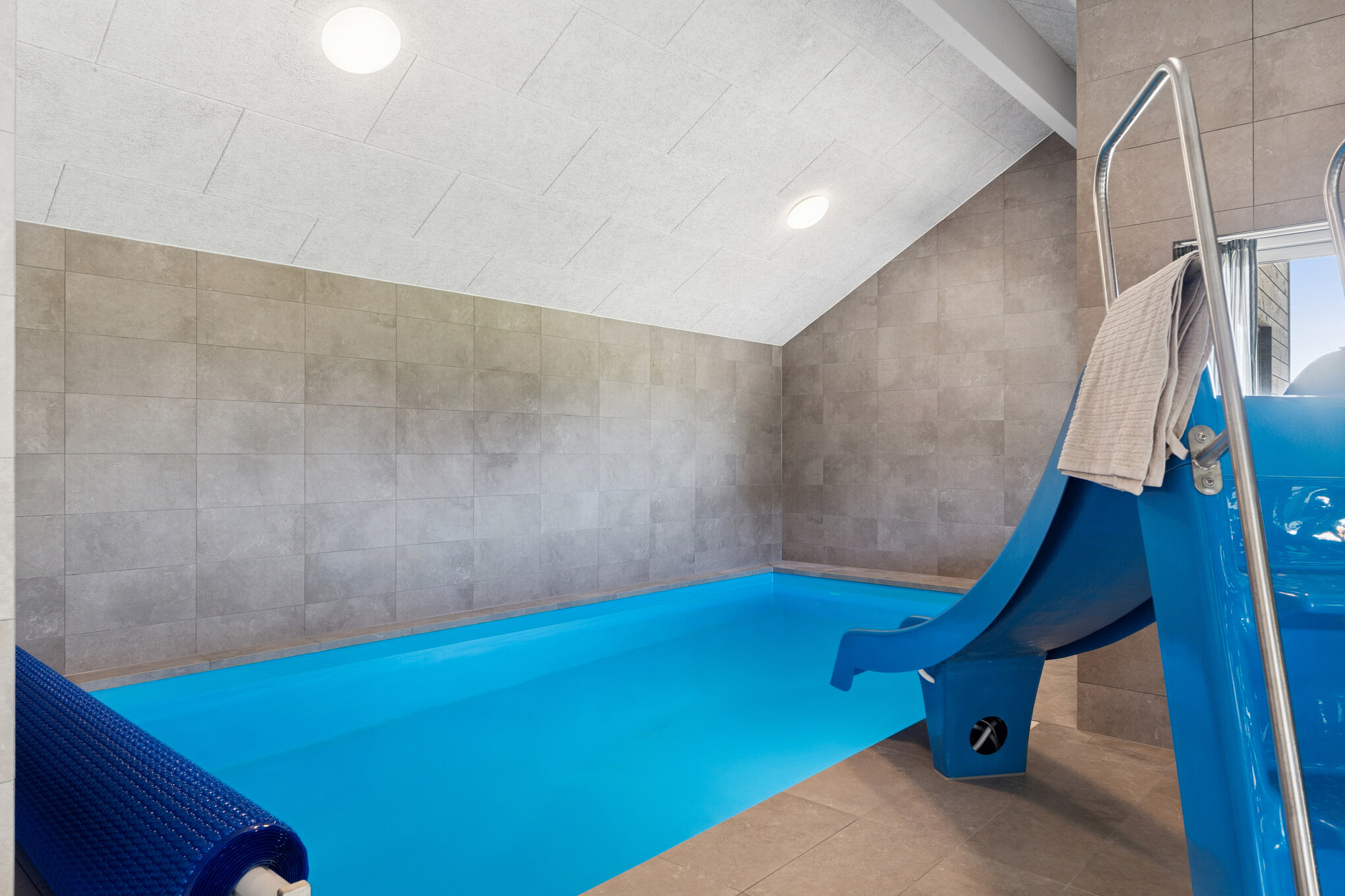 Feriehus 673 har et flott basseng med sklie, et stort innebygd boblebad og en badstue