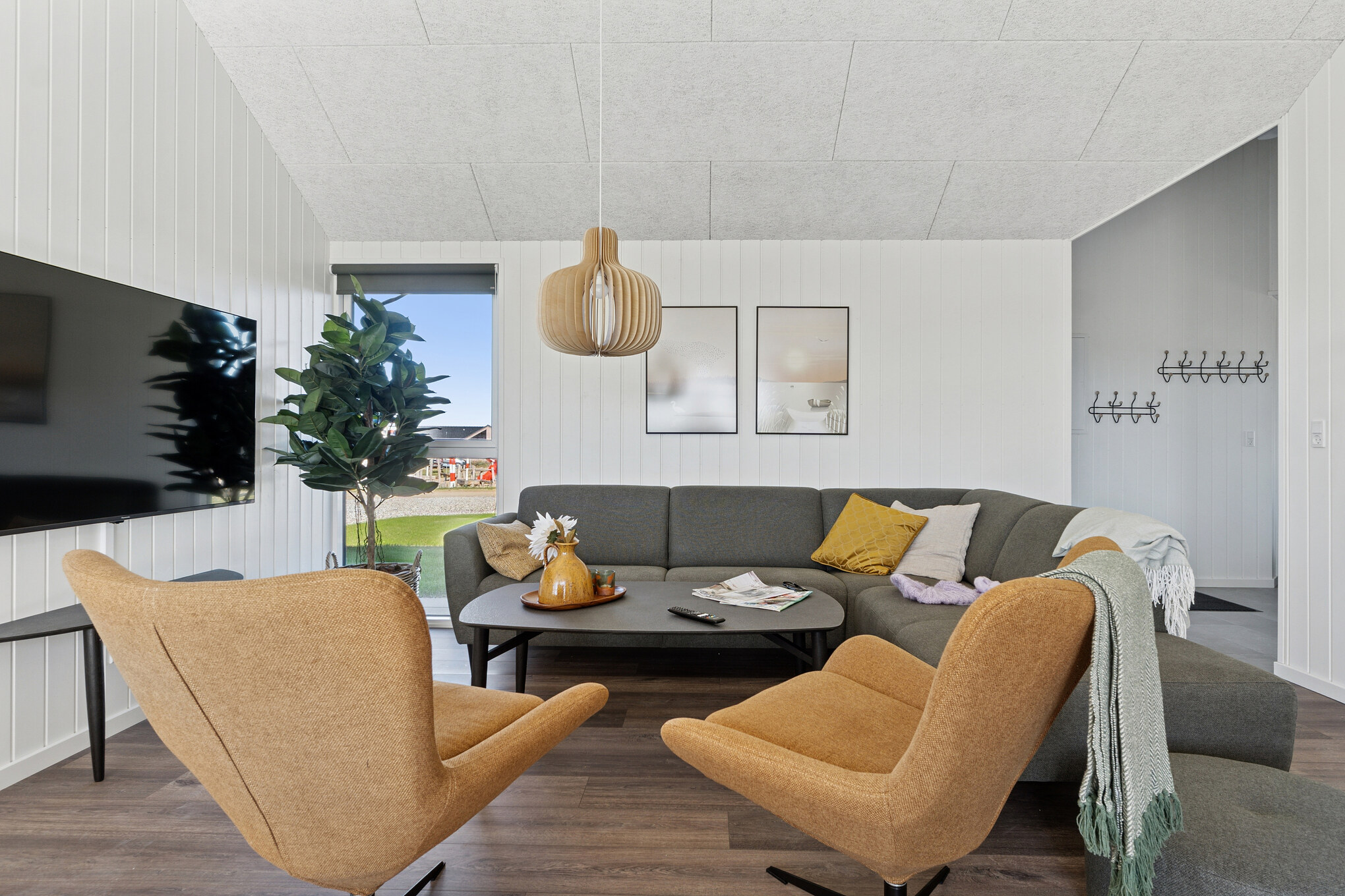 Sofaen i luksushus nr. 673 i Fyn og øyer er perfekt for å hygge seg med et brettspill eller se en film sammen.