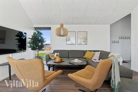 Sofaen i luksushus nr. 673 i Fyn og øyer er perfekt for å hygge seg med et brettspill eller se en film sammen.
