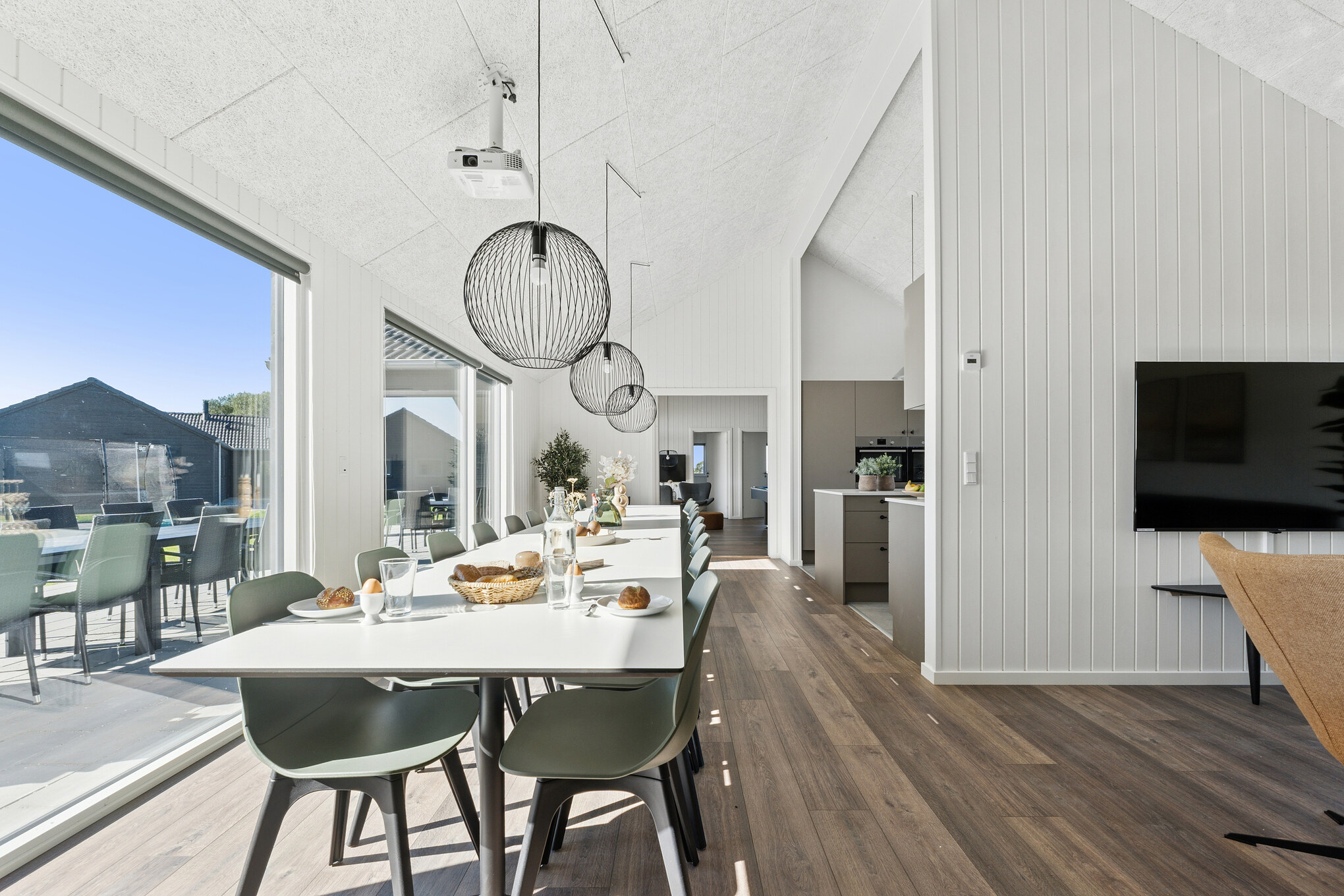 Det er plass til 20 personer i det store lyse oppholdsrommet i luksushus nr. 673.