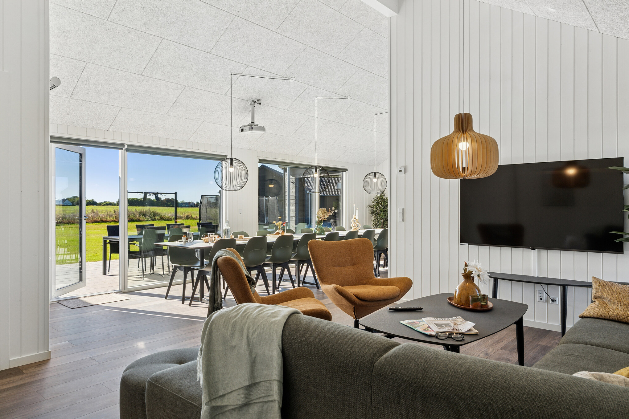 Det er god plass til hygge i feriehusets sofagruppe under oppholdet i luksushus nr. 673