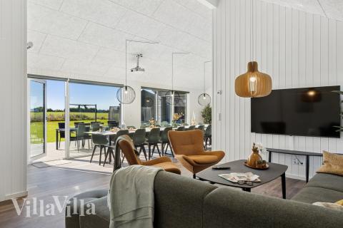 Det er god plass til hygge i feriehusets sofagruppe under oppholdet i luksushus nr. 673