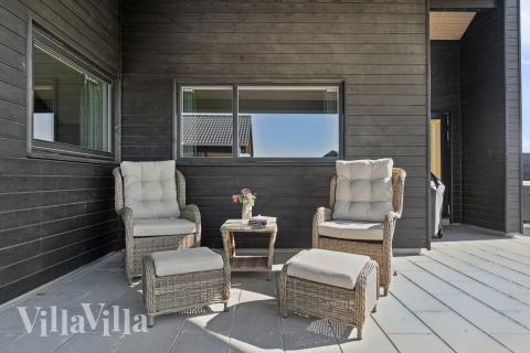 Luksushus nr. 673 har en deilig terrasse med gode hagemøbler til 20 personer.