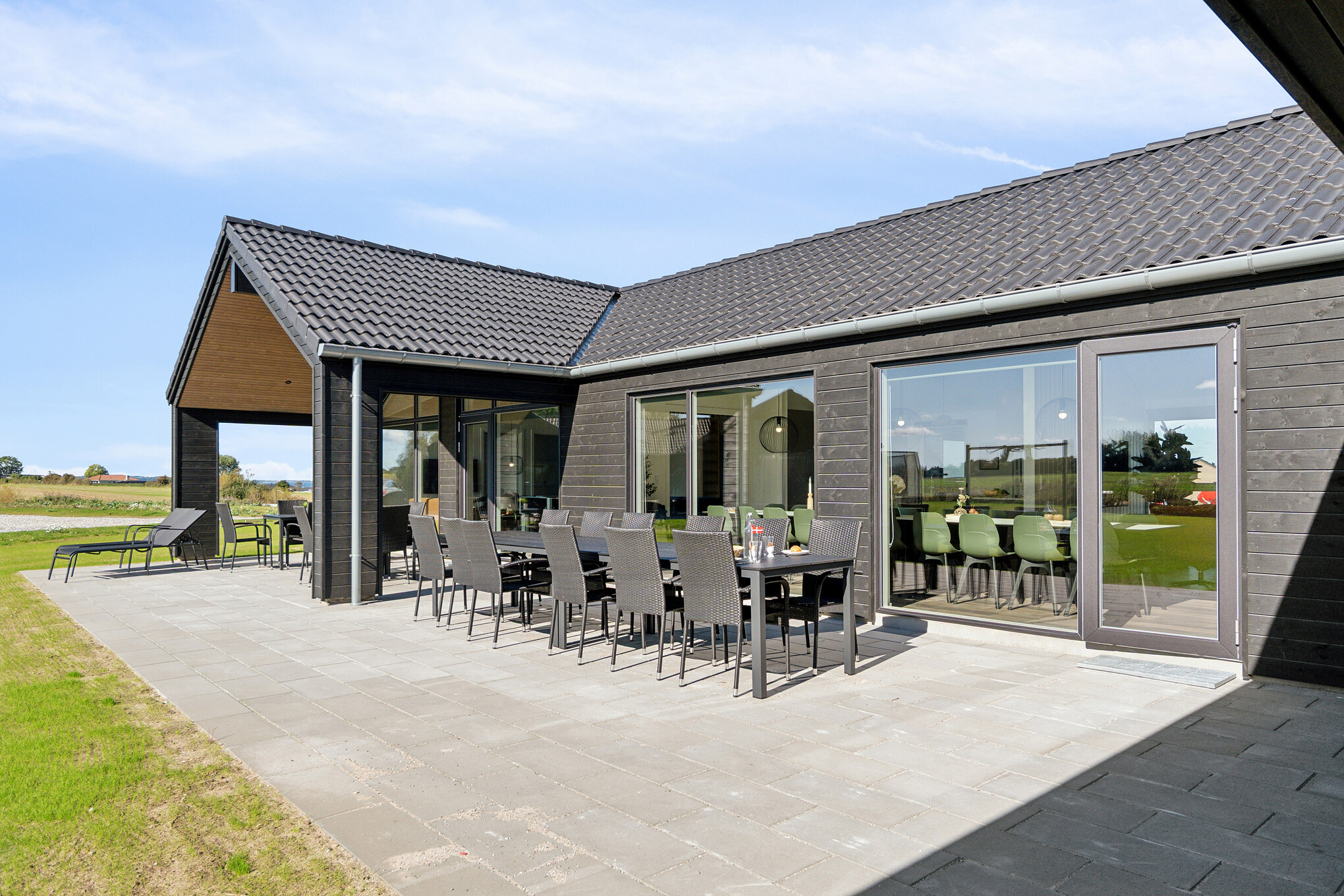 På terrassen i feriehus nr. 673 er det plass til 20 personer.