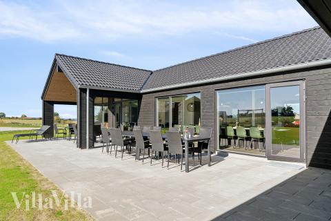 På terrassen i feriehus nr. 673 er det plass til 20 personer.