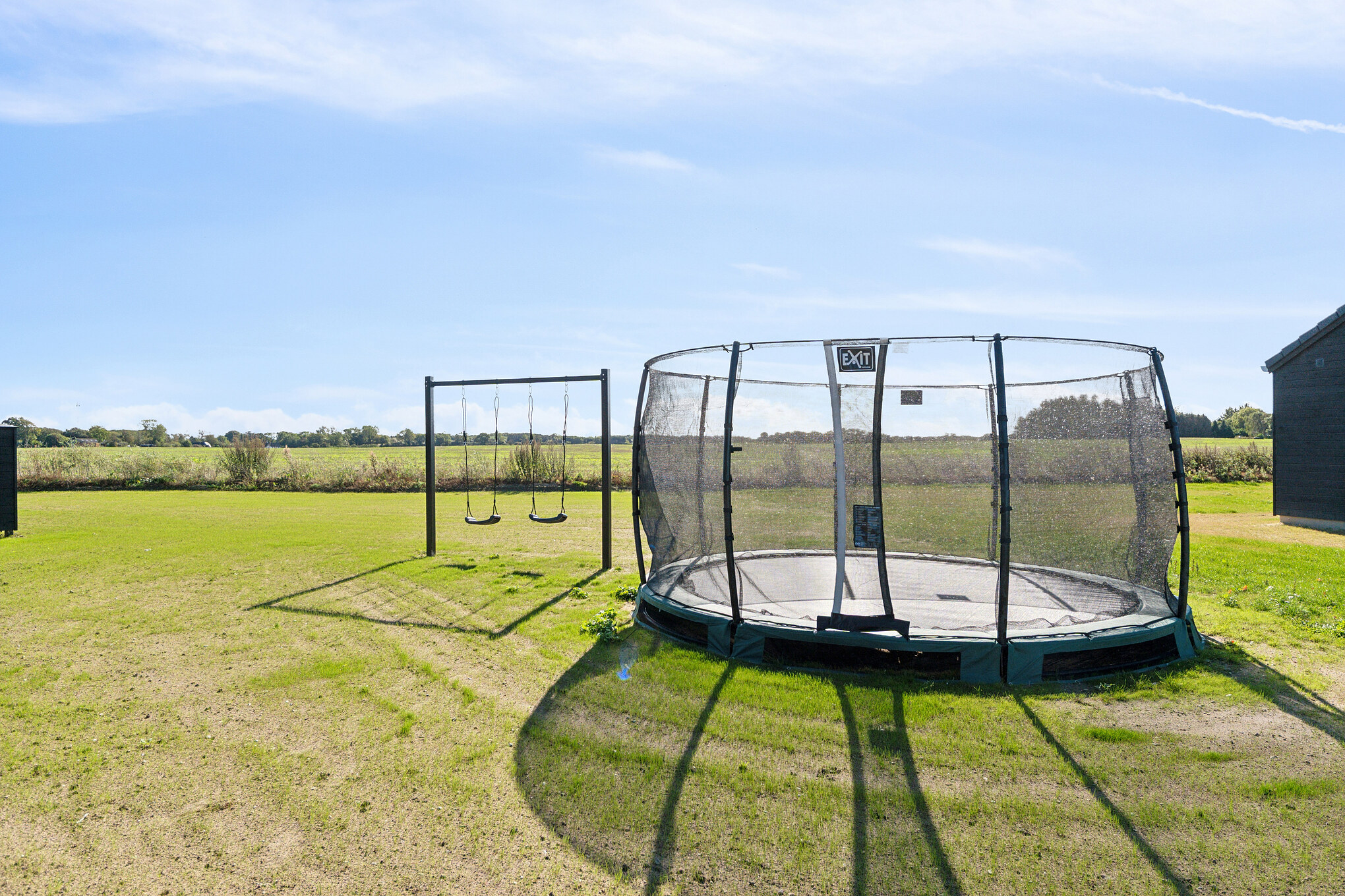 I det attraktive feriehuset nr. 673 i Fyn og øyer finnes det mengder av utendørsaktiviteter, som leketårn og huskestativ.
