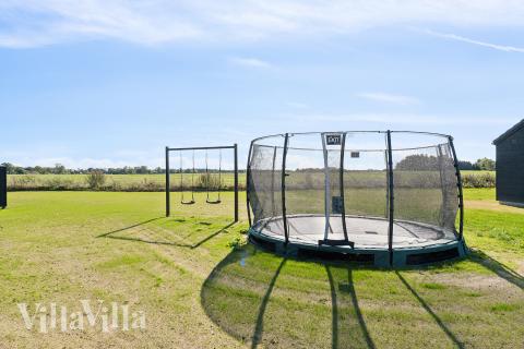 I det attraktive feriehuset nr. 673 i Fyn og øyer finnes det mengder av utendørsaktiviteter, som leketårn og huskestativ.