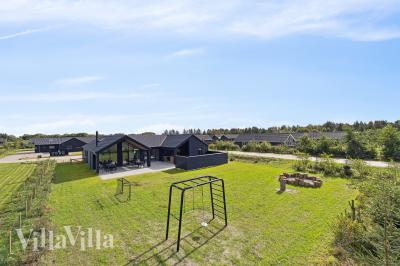 Dette lekre huset med svømmebasseng, nr. 698, med plass til 14 personer, ligger i Vestjylland