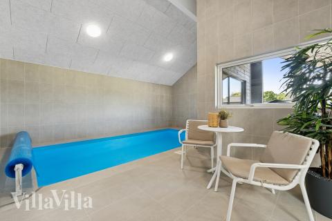 Feriehus 698 har et flott basseng med sklie, et stort innebygd boblebad og en badstue